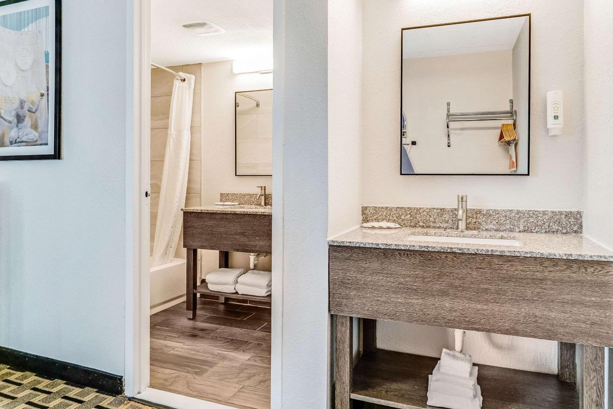 Quality Downtown 2* Detroit